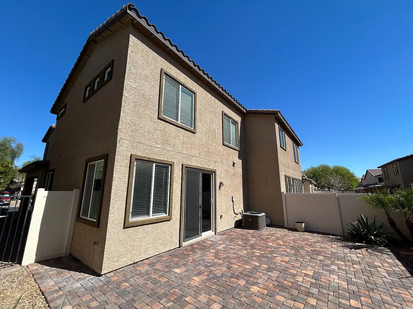 Stunning 3 Bedroom 3 Full Bathroom Townhouse In Gated Hoa Community! — Photo 4