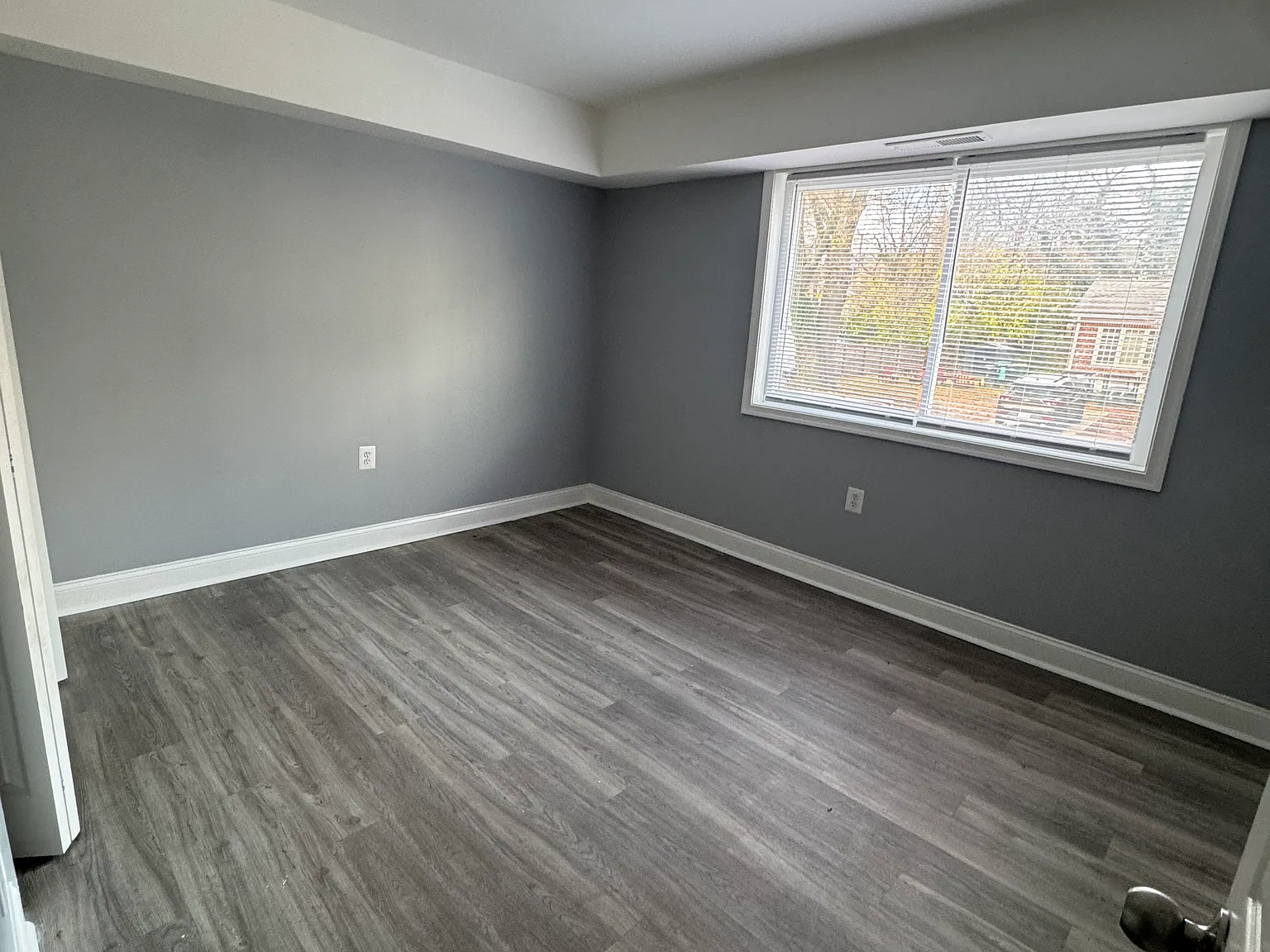 3 bed, 700 sqft, $2,400 — Photo 3