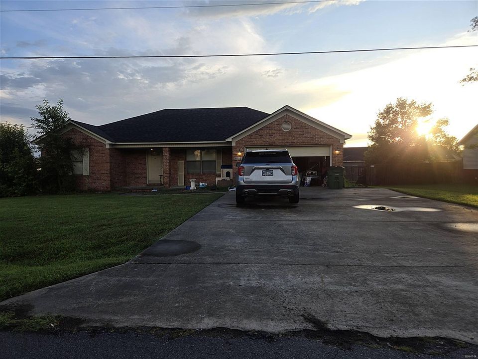1st image of 912 April Ln