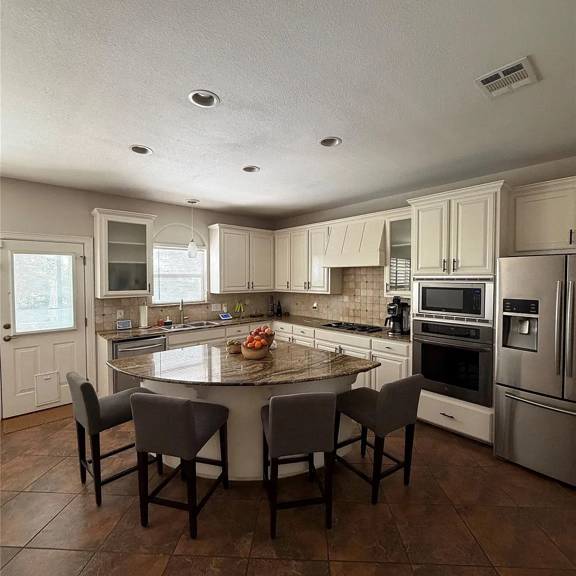 4 bed, 2.5 bath, 2601 sqft, $3,850 — Photo 3