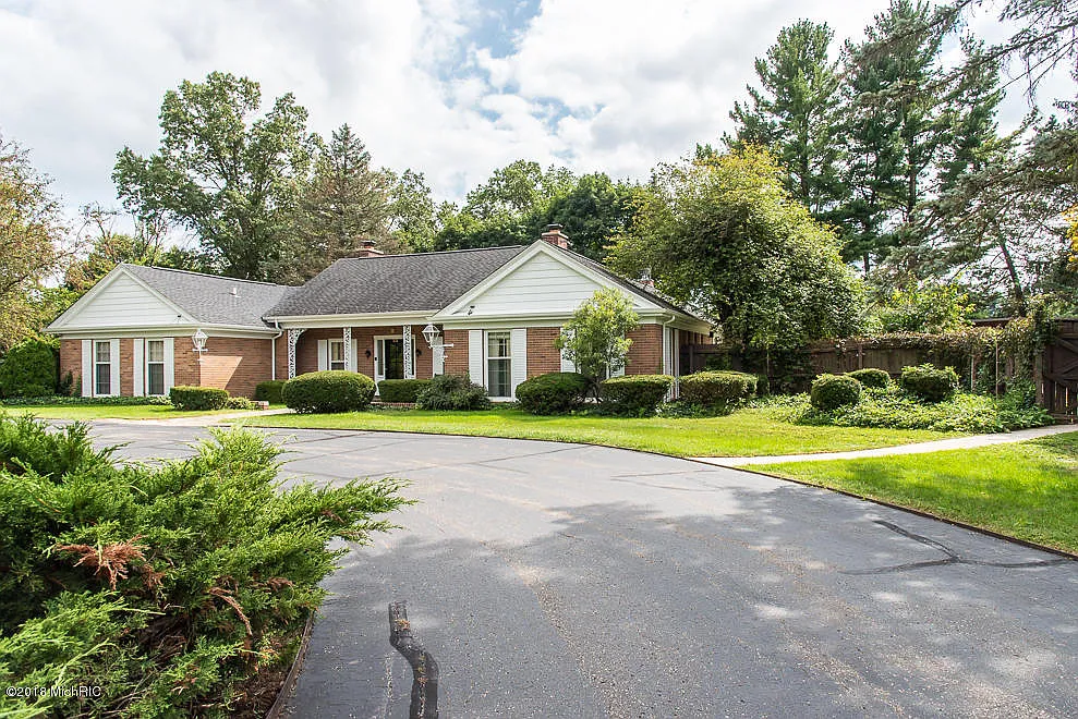 33 Lakeside Dr photo 1