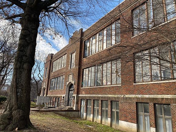 3rd image of 1261 Parkway Ave