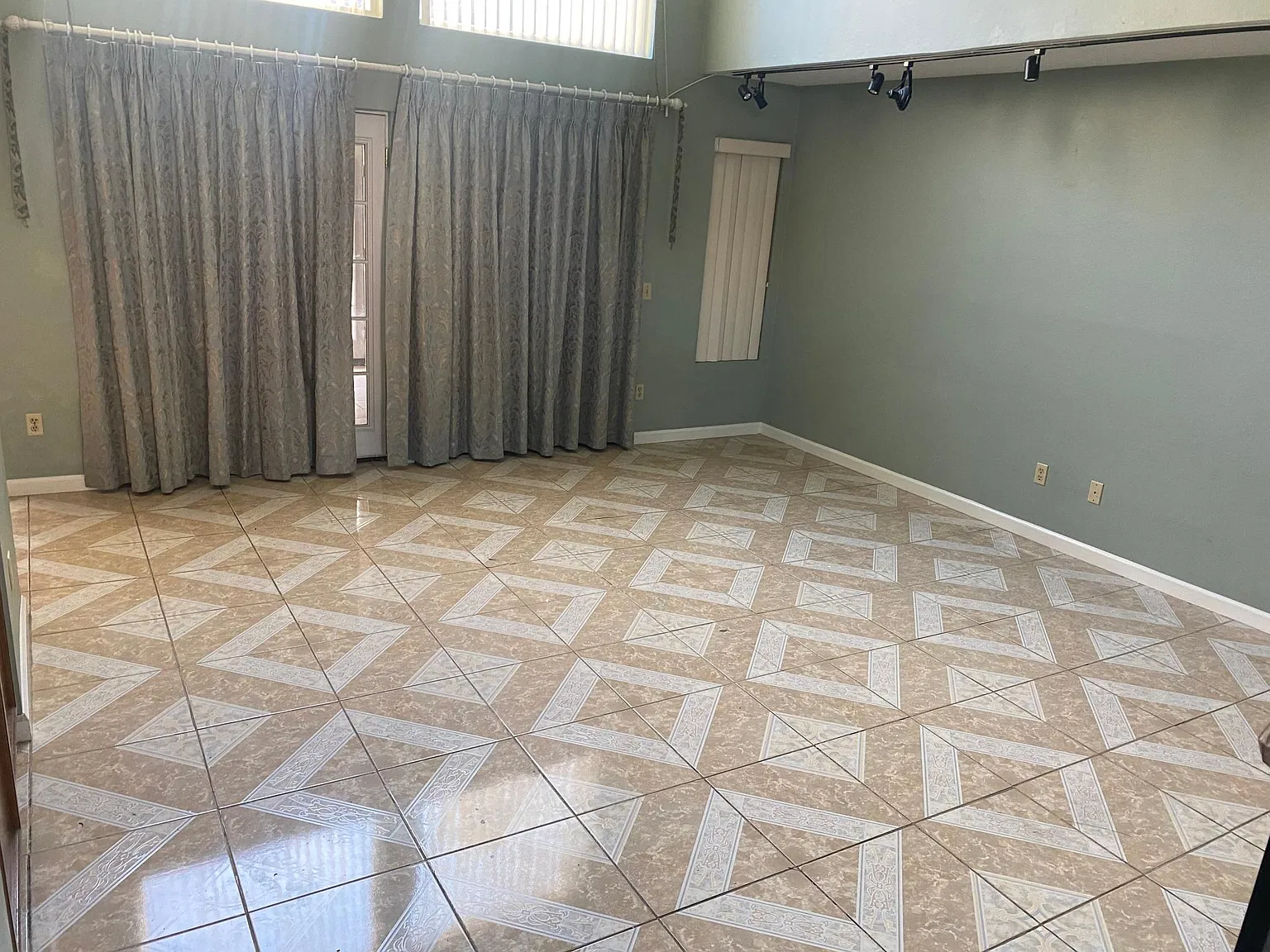 5 bed, 2300 sqft, $3,900 — Photo 4