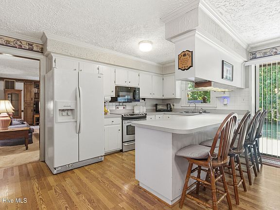 3rd image of 103 Quartre Circle