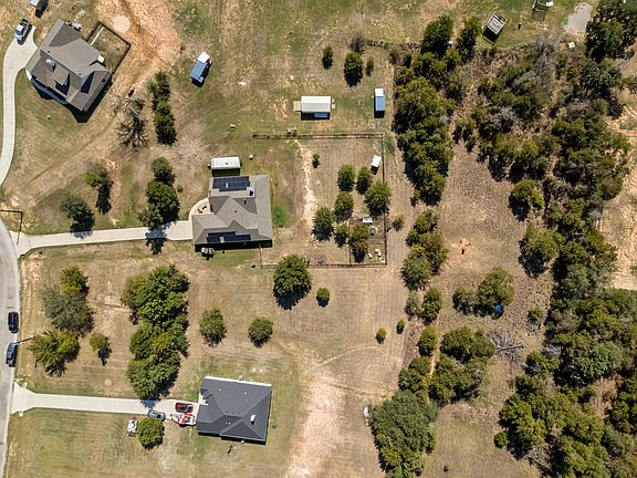 4th image of 120 Grey Hound Ln