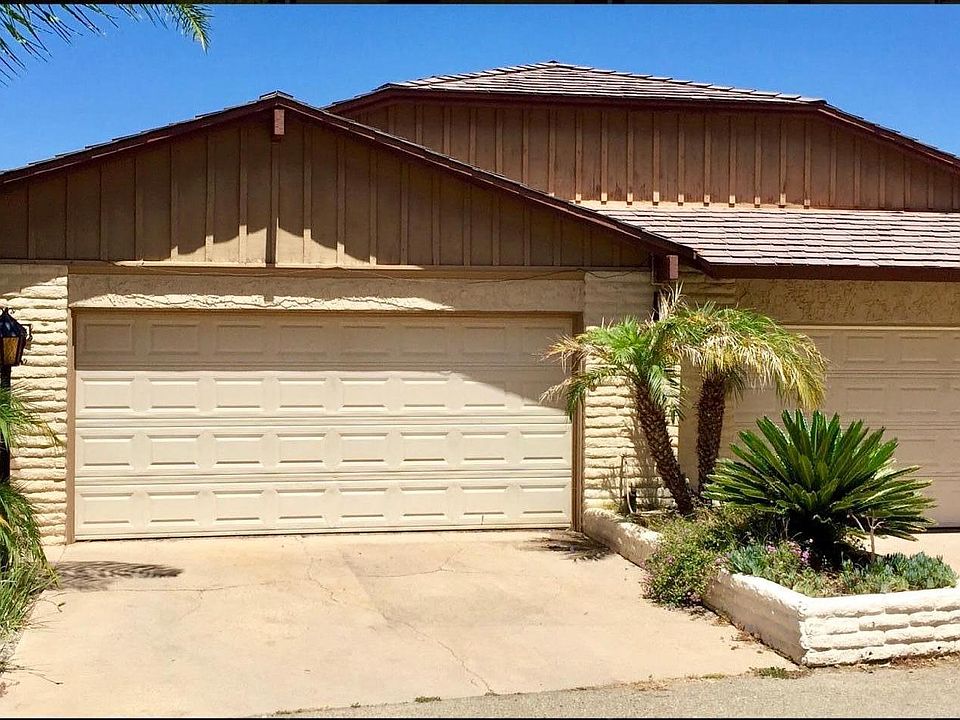 Bonsall Duplex, left side available. 3 Br, 2.5 Bath. 1,900 s