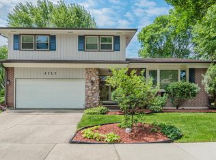 1717 E Crabtree Dr, Arlington Heights, IL 60004