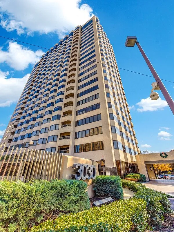 La Tour Condominiums — Photo 1