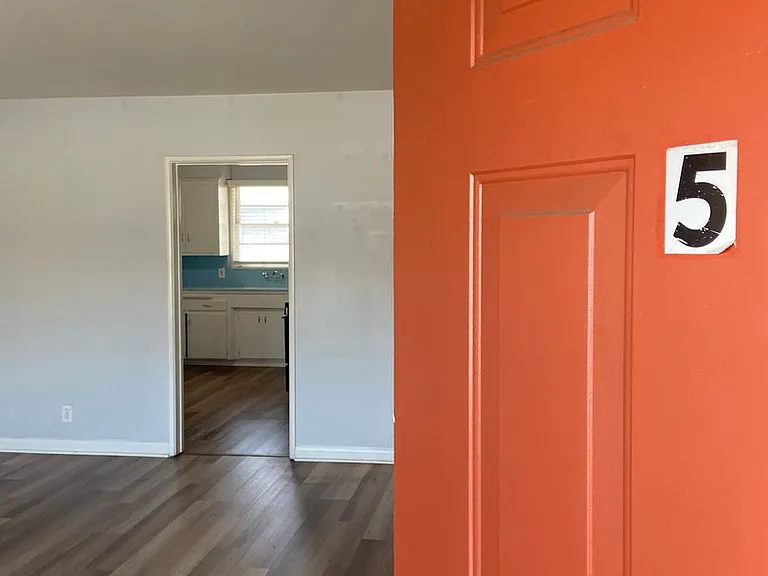 612 E Queen St — Photo 18
