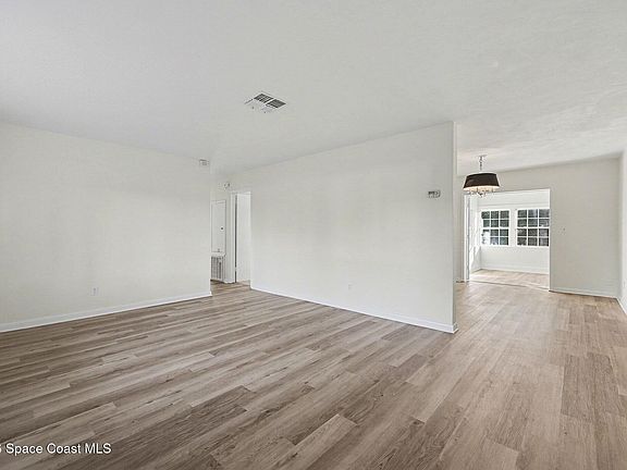 2nd image of 500 Wisteria Dr