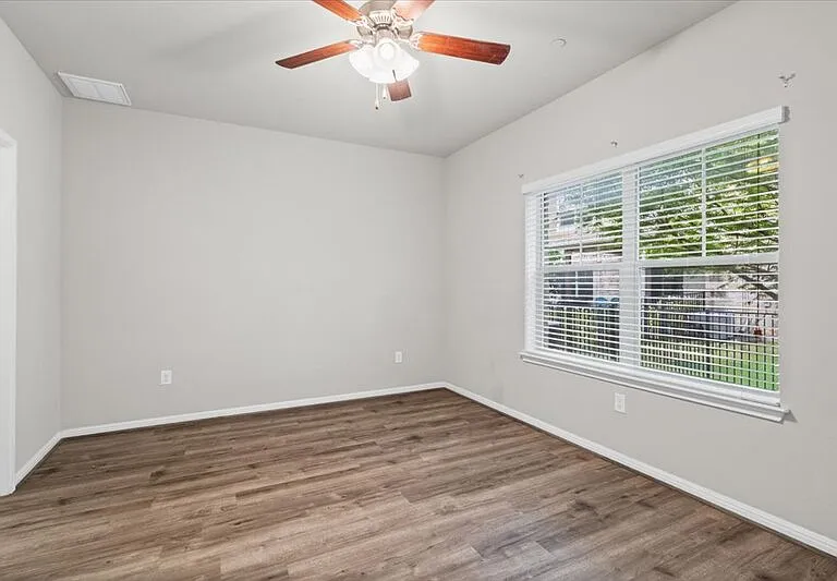 516 E Slaughter Ln — Photo 5