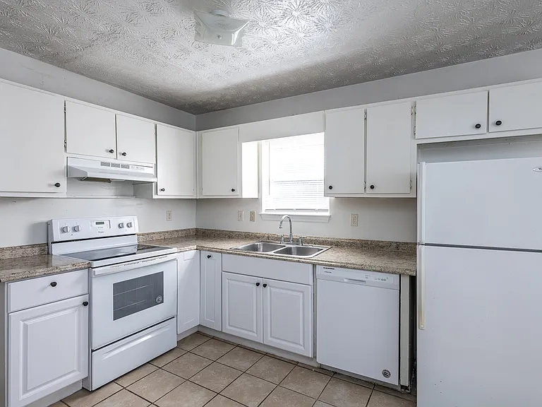 8365 Warren Dr — Photo 28