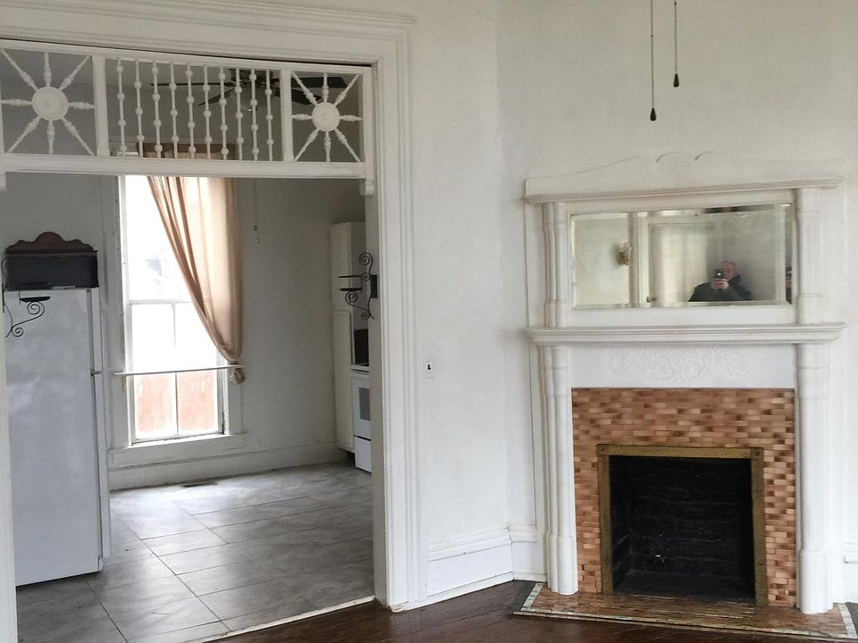 1st image of 300 W 5th St APT 1