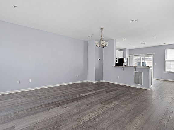 5th image of 624 McComb Pl