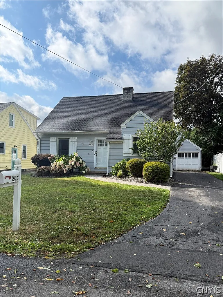 3 bed, 2.0 bath, 1381 sqft, $2,500 — Photo 1
