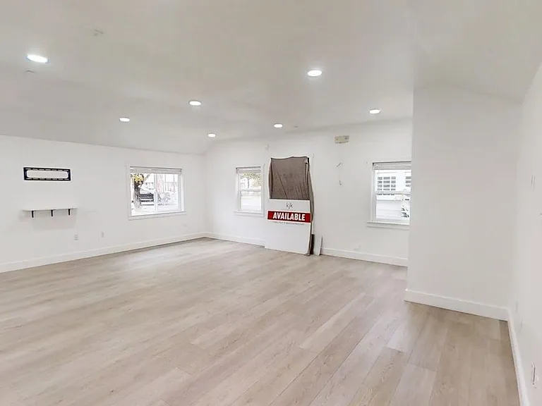 11518 NE Sandy Blvd — Photo 11