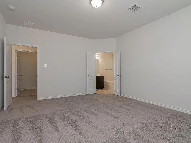 Spacious Master Bedroom with Master Bath en suite
