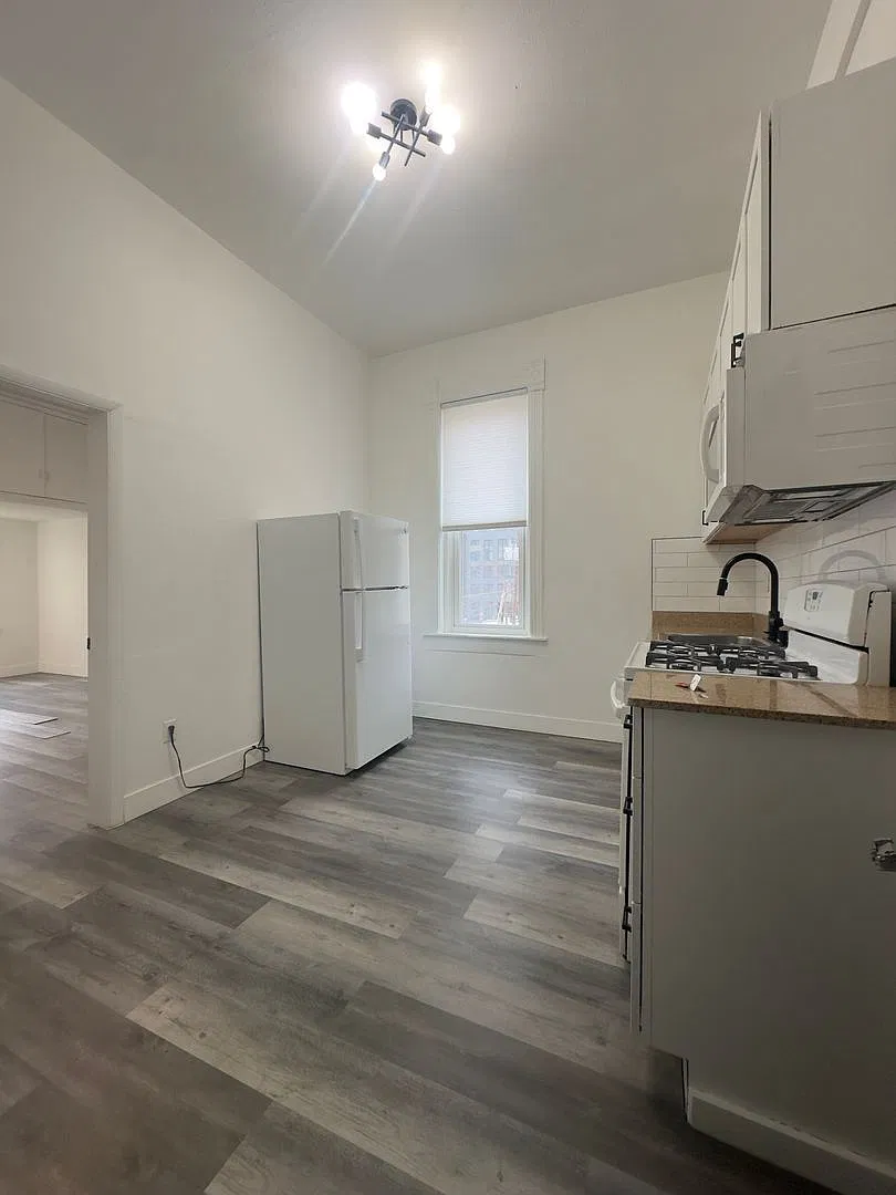 2031 Curtis St — Photo 4