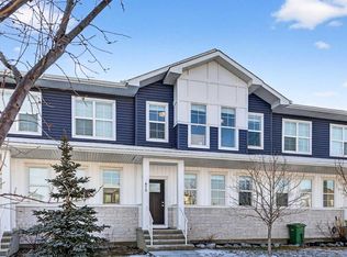 472 W Lakeview Dr, Chestermere, AB T1X2A4