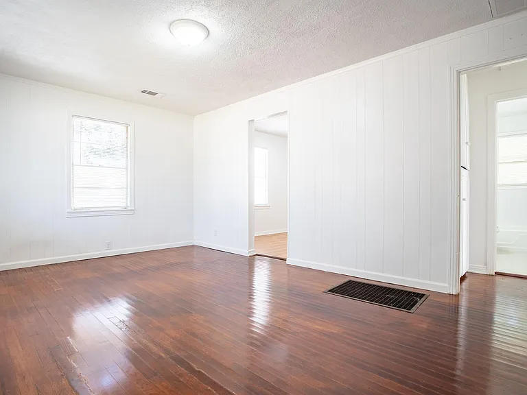 3323 W Clarendon Dr — Photo 2
