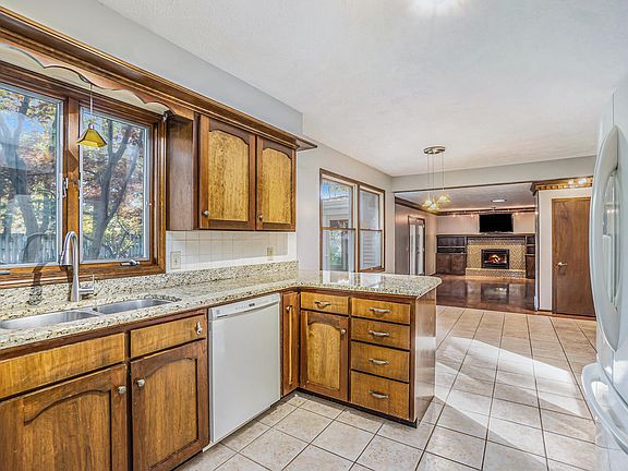 5th image of 331 Aldersgate Dr