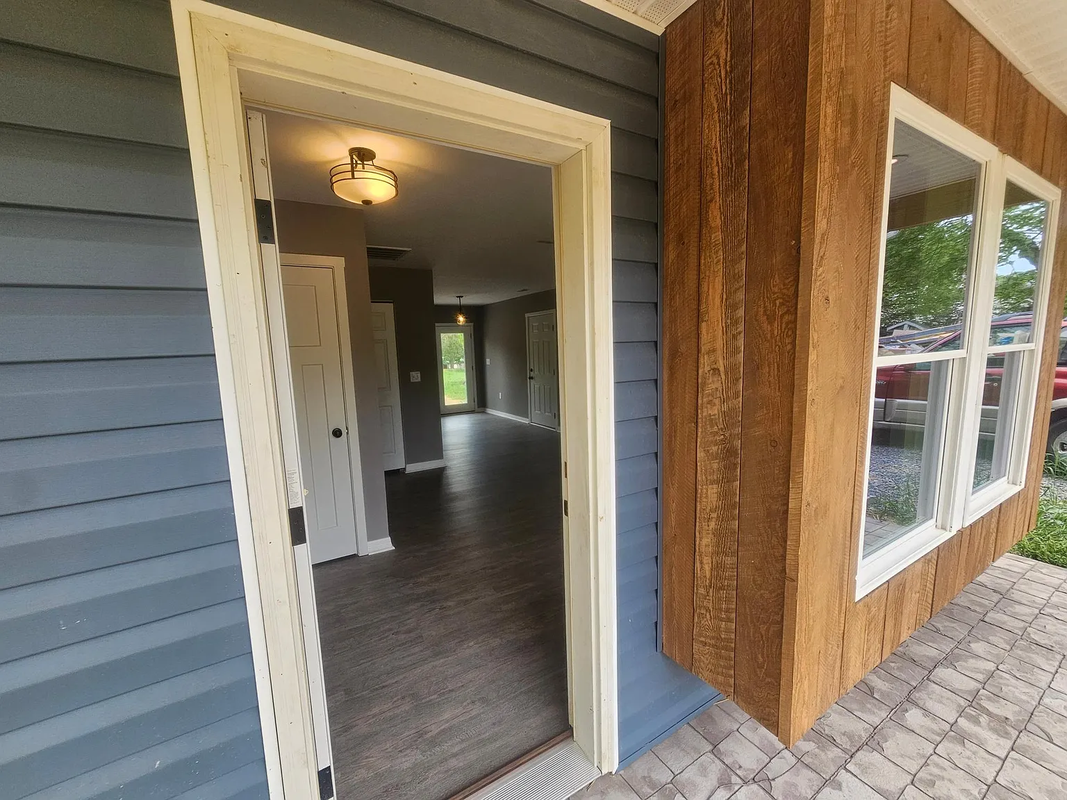 3 bed, 1020 sqft, $2,000 — Photo 2