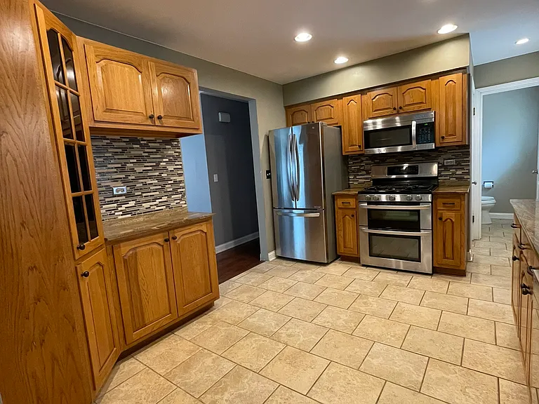 2241 Lee St — Photo 16