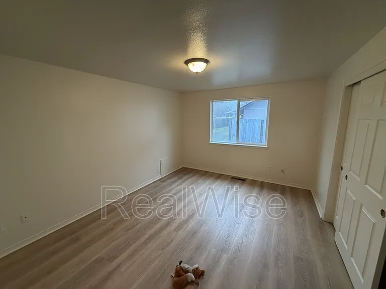 241 NE School St — Photo 20