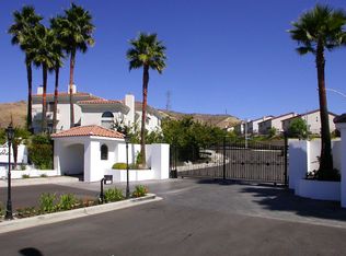 29121 Singing Wood Dr, Saugus, CA 91390