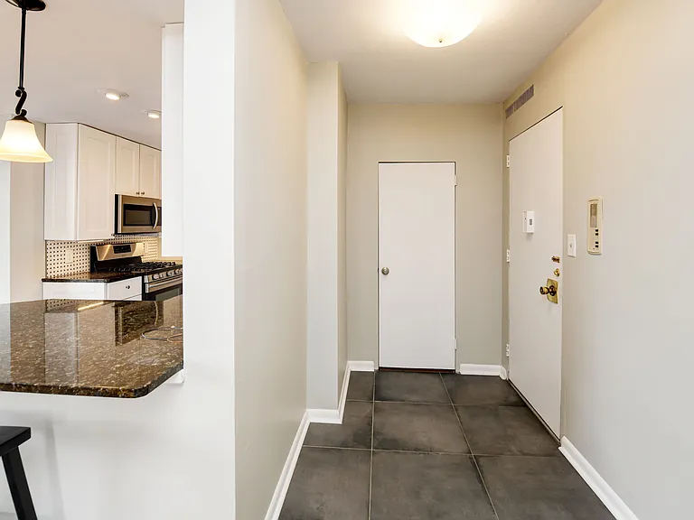 1620 E Broad St #402 — Photo 23