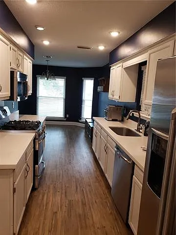3 bed, 2.0 bath, 1624 sqft, $2,300 — Photo 4