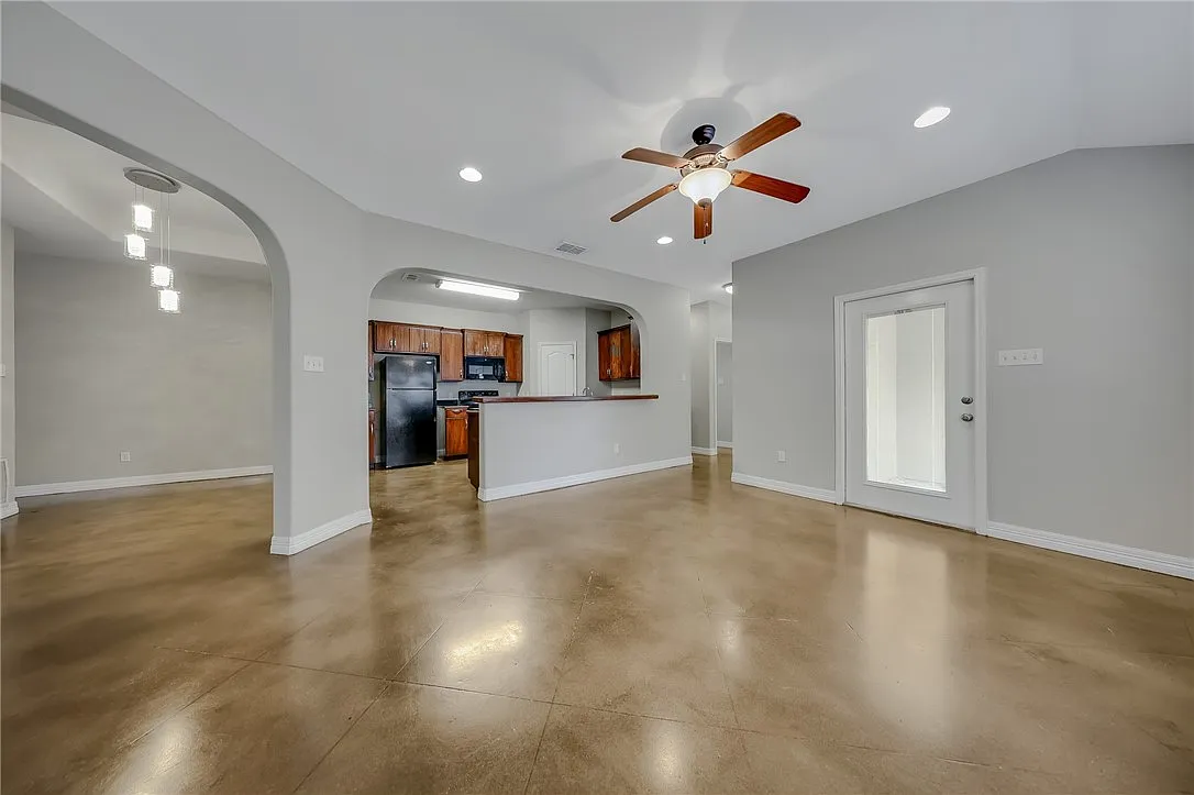 3 bed, 2.0 bath, 1380 sqft, $1,795 — Photo 2