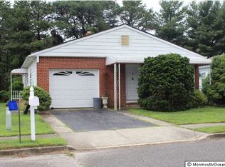 6 Linstead Ct, Toms River, NJ 08757