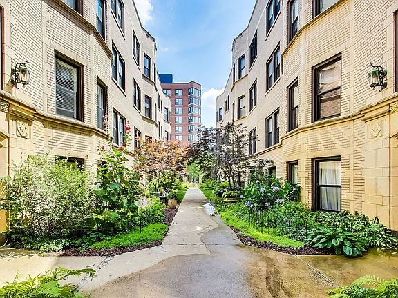 3rd image of 7438 N Hermitage Ave APT 2F