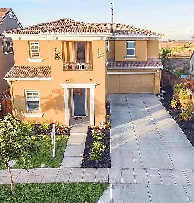 5 bed, 2965 sqft, $4,200 — Photo 2