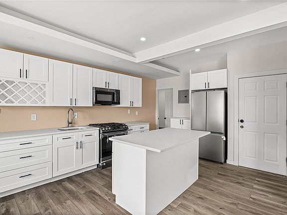 5th image of 127 Carter St #125