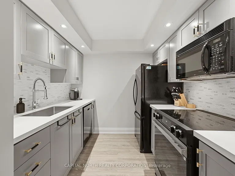 270 Wellington St W #412 — Photo 13