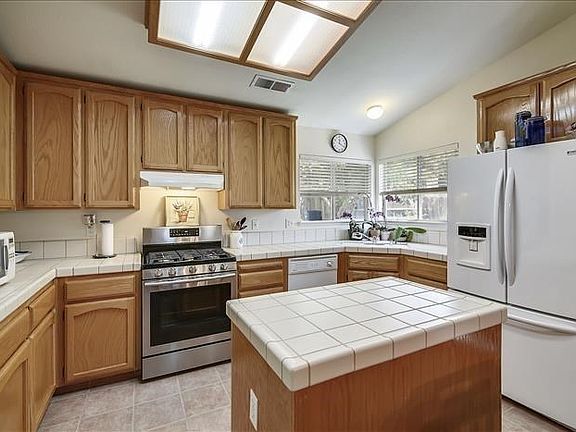 Won't your cooking be easy to manage with this gas range?  The sellers plan to also leave the refrigerator.