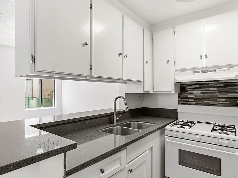 700 E Harvard St — Photo 9