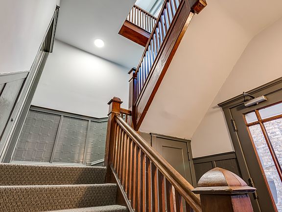 2nd image of 1110 N Mayfield Ave