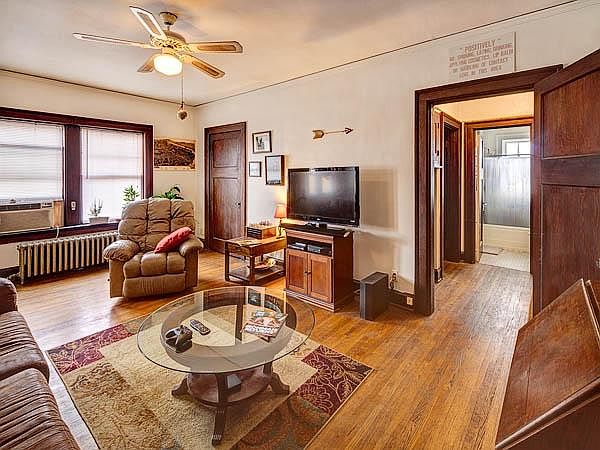 Spacious apartment with high ceilings, historic character