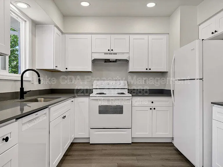 906 N 2nd St — Photo 8