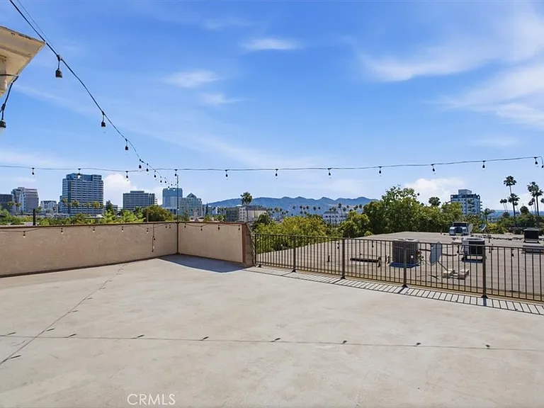 321 E Stocker St #301 — Photo 5