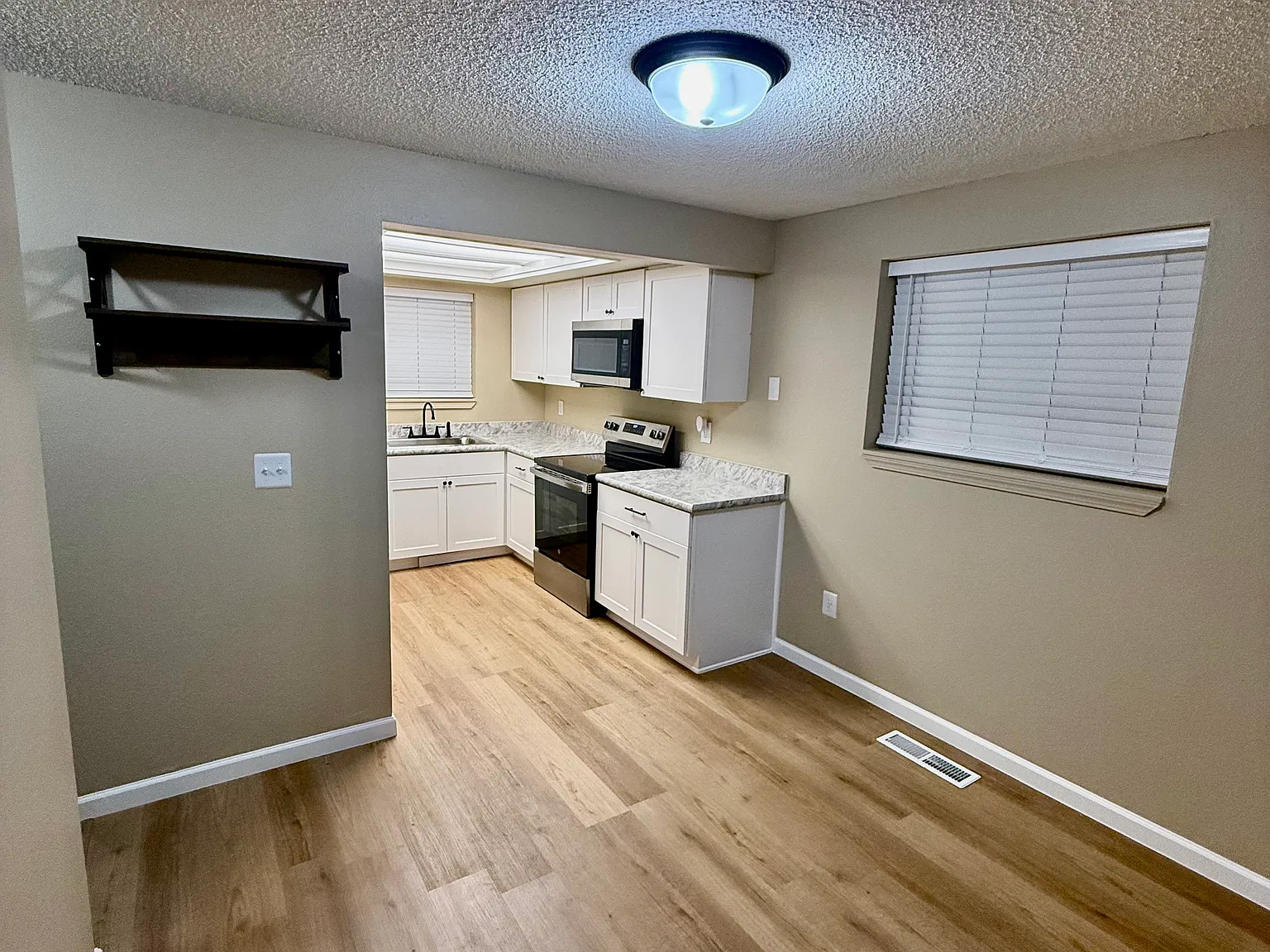 2 bed, 1.5 bath, 1050 sqft, $1,870 — Photo 3