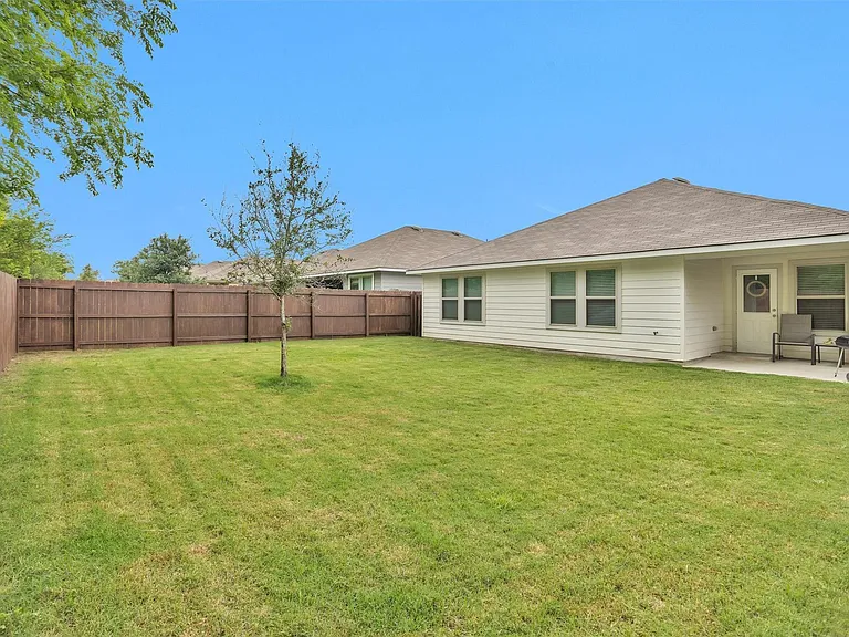 312 Pecos Dr — Photo 2