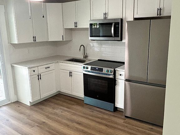 3rd image of 533 Blendwood Dr #1