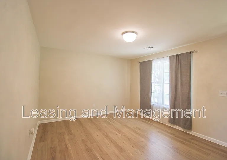 305 Millcreek Dr — Photo 3