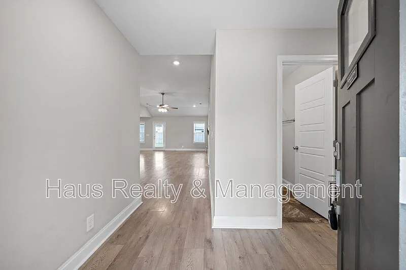 3 bed, 2.0 bath, 1456 sqft, $2,000 — Photo 4
