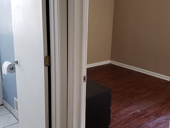 4th image of 811 E Elza Ave