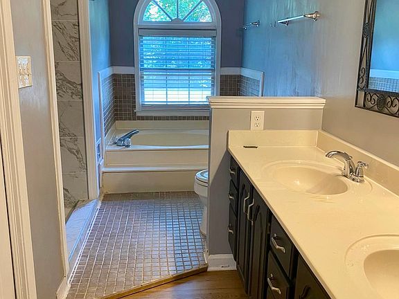 5th image of 520 Salem Woods Dr SE